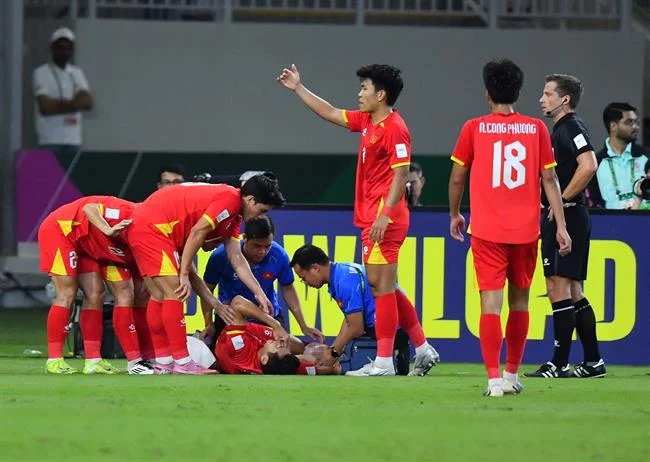 Hình ảnh tượng trưng cho giải quyết tranh chấp, với cán cân công lý và hai người bắt tay, thể hiện sự công bằng và minh bạch của daga68 uy tín.